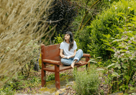 mujer-sentada-silla-naturaleza